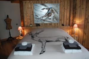 En eller flere senge i et værelse på Là Haut & Spa