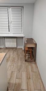 um quarto vazio com uma mesa e uma janela em Apartament przy kładce em Przemyśl