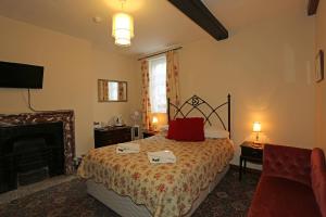 A bed or beds in a room at The George Hotel 