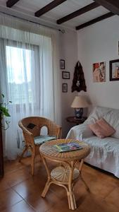 - un salon avec un canapé et une table dans l'établissement Casa dei Lavatoi Pitigliano, à Pitigliano