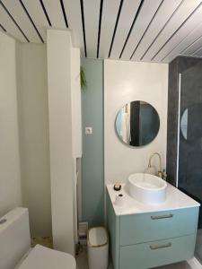 Baño blanco con lavabo y espejo en Apartamento Sol, Benajarafe en Benajarafe