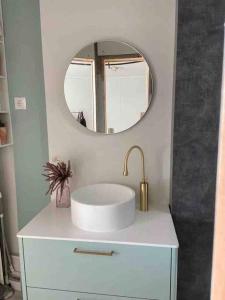 uma casa de banho branca com um lavatório e um espelho em Apartamento Sol, Benajarafe em Benajarafe