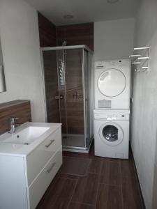 Ένα μπάνιο στο Appartement für Monteure Nr 3
