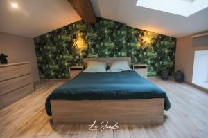 1 dormitorio con cama y pared verde en LE JUNGLE 5 étoiles / Netflix et services en Saint-Jean-Bonnefonds