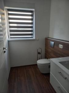 Ένα μπάνιο στο Appartement für Monteure Nr 3