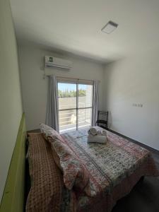 1 dormitorio con cama y ventana grande en Duplex 20 de Junio en San Rafael