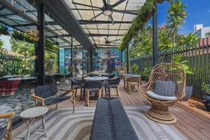 聖胡安的住宿－Don Rafa Boutique Hotel & Residences，一间在甲板上配有桌椅的餐厅