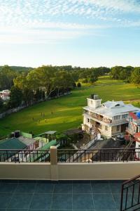 Blick auf einen Golfplatz von einem Gebäude aus in der Unterkunft Daiatei Homestay in Shillong