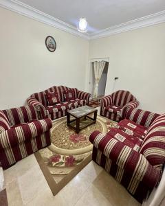 Χώρος καθιστικού στο Full Flat - Low Budget