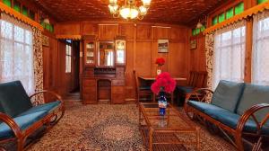 Χώρος καθιστικού στο Lily Of The World Houseboat