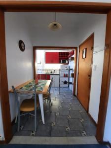 cocina con mesa y sillas en una habitación en Departamento Barrio Abasto en Buenos Aires