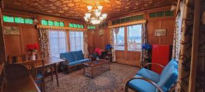 Χώρος καθιστικού στο Lily Of The World Houseboat