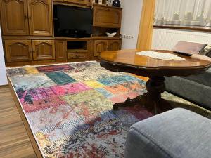 sala de estar con mesa y alfombra en Apartman House Jasmina en Bihać