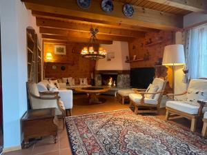 ein Wohnzimmer mit einem Sofa und einem Kamin in der Unterkunft Chalet Alten in Klosters Dorf