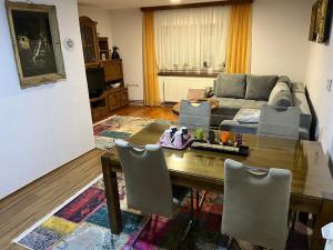 sala de estar con mesa y sofá en Apartman House Jasmina en Bihać