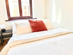 Posteľ alebo postele v izbe v ubytovaní Ruben apartament z romantycznym balkonem