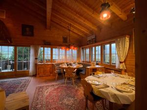 ein Esszimmer mit Tischen und Stühlen in einer Hütte in der Unterkunft Chalet Alten in Klosters Dorf