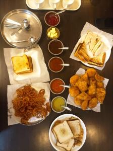 stół z różnymi rodzajami żywności w obiekcie The Ranthambhore Heritage w mieście Sawai Madhopur
