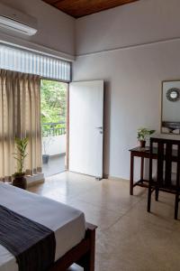 Rúm í herbergi á Greenscape Colombo