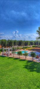 um parque com uma piscina de água e árvores em B&B Sogno Salentino em Lizzano
