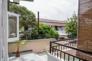 可倫坡的住宿－Greenscape Colombo，树木和植物的房屋阳台