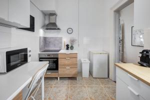 uma cozinha com um fogão e um frigorífico em Felsőerdősor Residence em Budapeste
