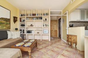 a living room with a couch and a table at Casa Verde in Teguise