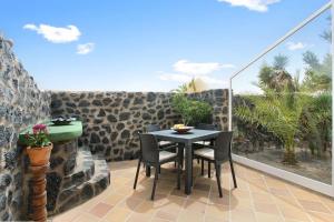 a patio with a table and chairs on a balcony at Casa Verde in Teguise