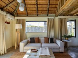 a living room with a couch and a table at Posada Tamarindo in José Ignacio