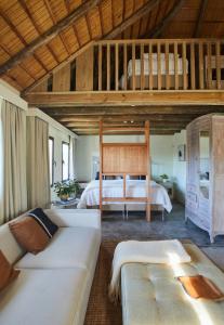 uma sala de estar com um sofá e um beliche em Posada Tamarindo em José Ignacio