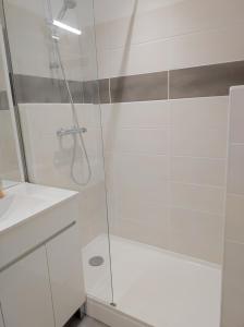 Koupelna v ubytování Chamrousse 1750 - Le Taillefer - Appartement classé 3 étoiles