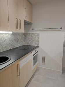 Kuchyň nebo kuchyňský kout v ubytování Chamrousse 1750 - Le Taillefer - Appartement classé 3 étoiles + 16 fotografií