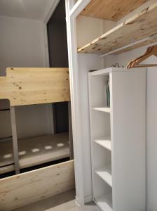 Palanda nebo palandy na pokoji v ubytování Chamrousse 1750 - Le Taillefer - Appartement classé 3 étoiles