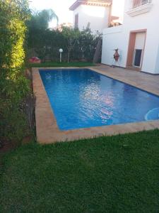 una piscina en el patio trasero de una casa en Luxuary Beach Villa Saidia Morocco, en Saidia 