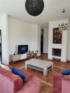 Sala de estar con 2 sofás y mesa de centro en Luxuary Beach Villa Saidia Morocco, en Saidia 