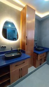Baño con 2 lavabos y espejo en Luxuary Beach Villa Saidia Morocco, en Saidia 