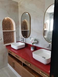 - Baño con 2 lavabos y 2 espejos en Luxuary Beach Villa Saidia Morocco, en Saidia 