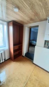 een lege kamer met een kast en een spiegel bij Guest House - Гостевой частный дом in Dnipro