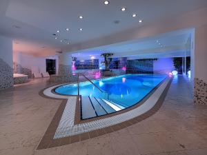 Bazén v ubytování Luna Wellness Hotel nebo v jeho okolí