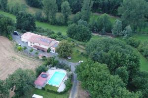 una vista aérea de una casa con piscina en Domaine de la Garenne Ronel en Ronel