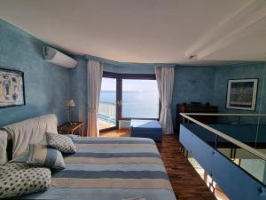 Ένα ή περισσότερα κρεβάτια σε δωμάτιο στο Sea and Monaco Charme view on the beach