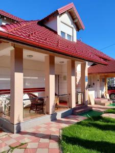 uma casa com um telhado vermelho e um pátio em Vila Jelena Divčibare em Divčibare