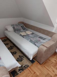 1 cama y 1 silla en una habitación en Vila Jelena Divčibare, en Divčibare