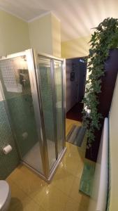 uma casa de banho com um chuveiro, um WC e uma planta em Interno10 em Bari