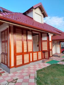 una casa con puertas de madera en un lateral en Vila Jelena Divčibare en Divčibare