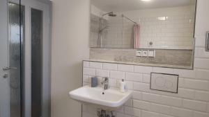 un bagno bianco con lavandino e specchio di Privat Liska a Liptovský Mikuláš