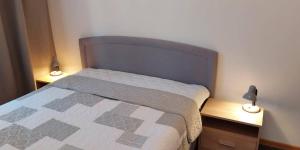 una camera con un letto con due comodini e due lampade di Pelguranna Apartment a Tallinn