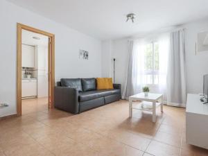 sala de estar con sofá y mesa en Alojamiento con piscina y parking en Sevilla en La Algaba