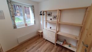 Perpustakaan di apartmen
