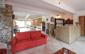 sala de estar con sofá rojo y cocina en Pet Friendly Home In Petrizzi With Kitchen, en Petrizzi